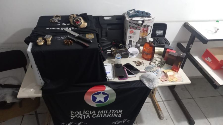 Pol Cia Militar Aprende Muni Es E Drogas E Prende Casal Em Balne Rio