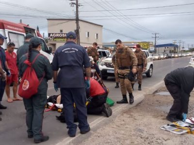 Acidente fere condutora de moto que atropelou cachorro na rodovia Jorge Lacerda