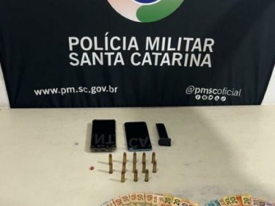 Polícia militar prende homem com munições, carregador e dinheiro na Coloninha