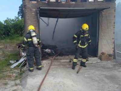 Bombeiros controlam incêndio em antiga estufa no Caverazinho