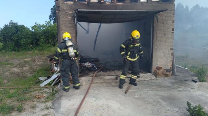 Bombeiros controlam incêndio em antiga estufa no Caverazinho