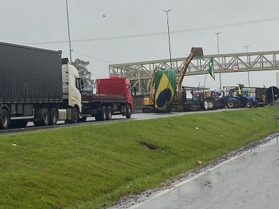 Já são mais de 40 pontos bloqueados nas rodovias federais de Santa Catarina