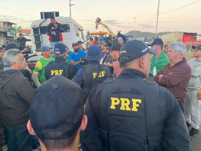 Clima tenso: Manifestantes mantém bloqueio em Santa Rosa do Sul e PRF se retira do local