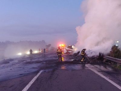 Carreta tomba e pega fogo na BR-101 em Içara