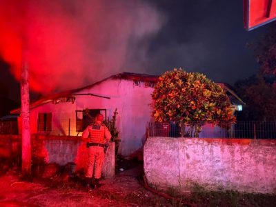 <strong>Bombeiros controlam incêndio a residência na Coloninha</strong>