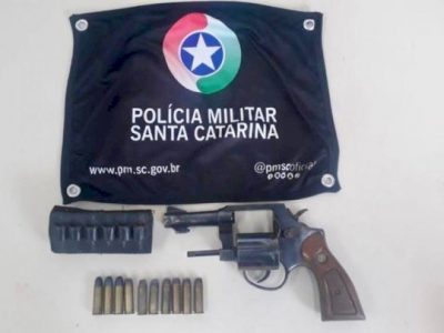 Homem armado e que estaria arrastando uma mulher pelos cabelos é preso pela PM