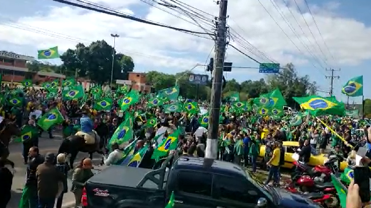Apoiadores de Bolsonaro fazem manifestação em frente ao quartel do exército em Criciúma