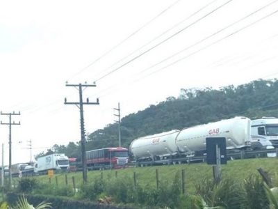 <strong>Polícia rodoviária desbloqueia BR-101 em Sombrio</strong>