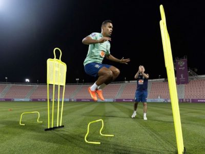 Alex Sandro deve ficar fora das quartas contra a Croácia, diz Tite