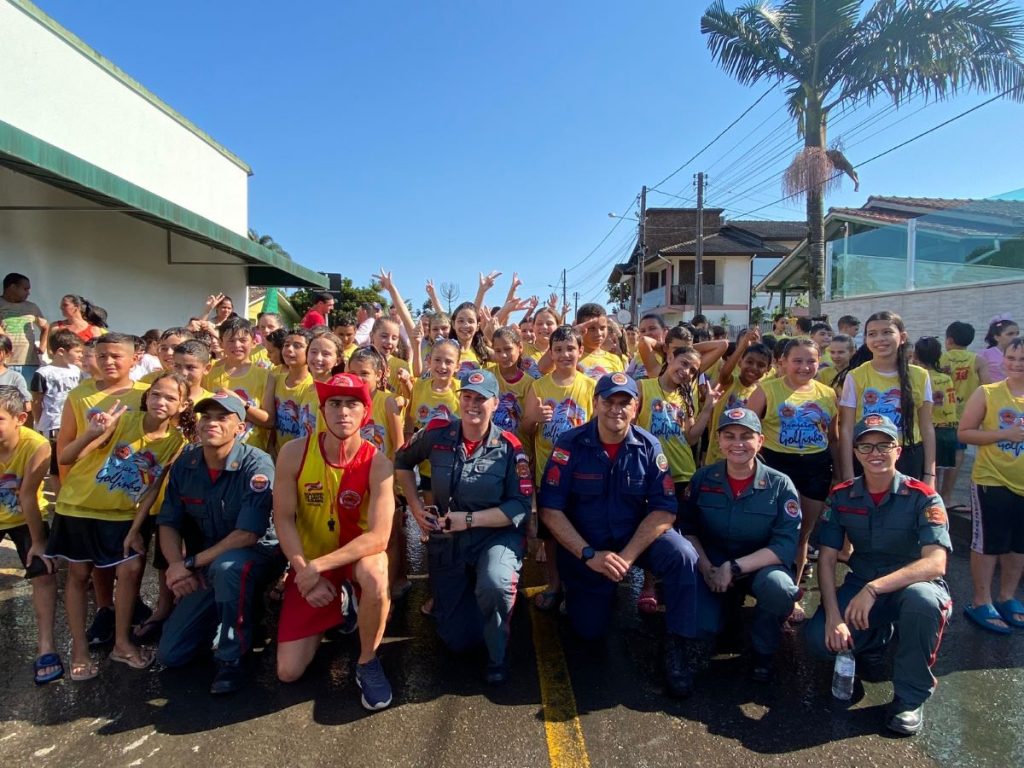 Corpo de Bombeiros Militar leva prevenção aquática a 7,7 mil crianças fora das praias em SC