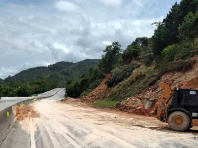Br-101 volta a ser parcialmente interditada no Morro do Cavalos