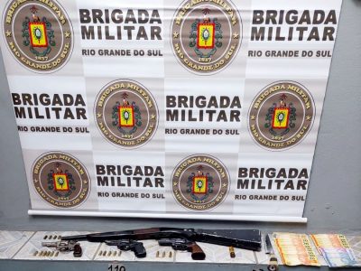 <strong>Casal é preso em Santo Antônio da Patrulha com quatro armas de fogo</strong>