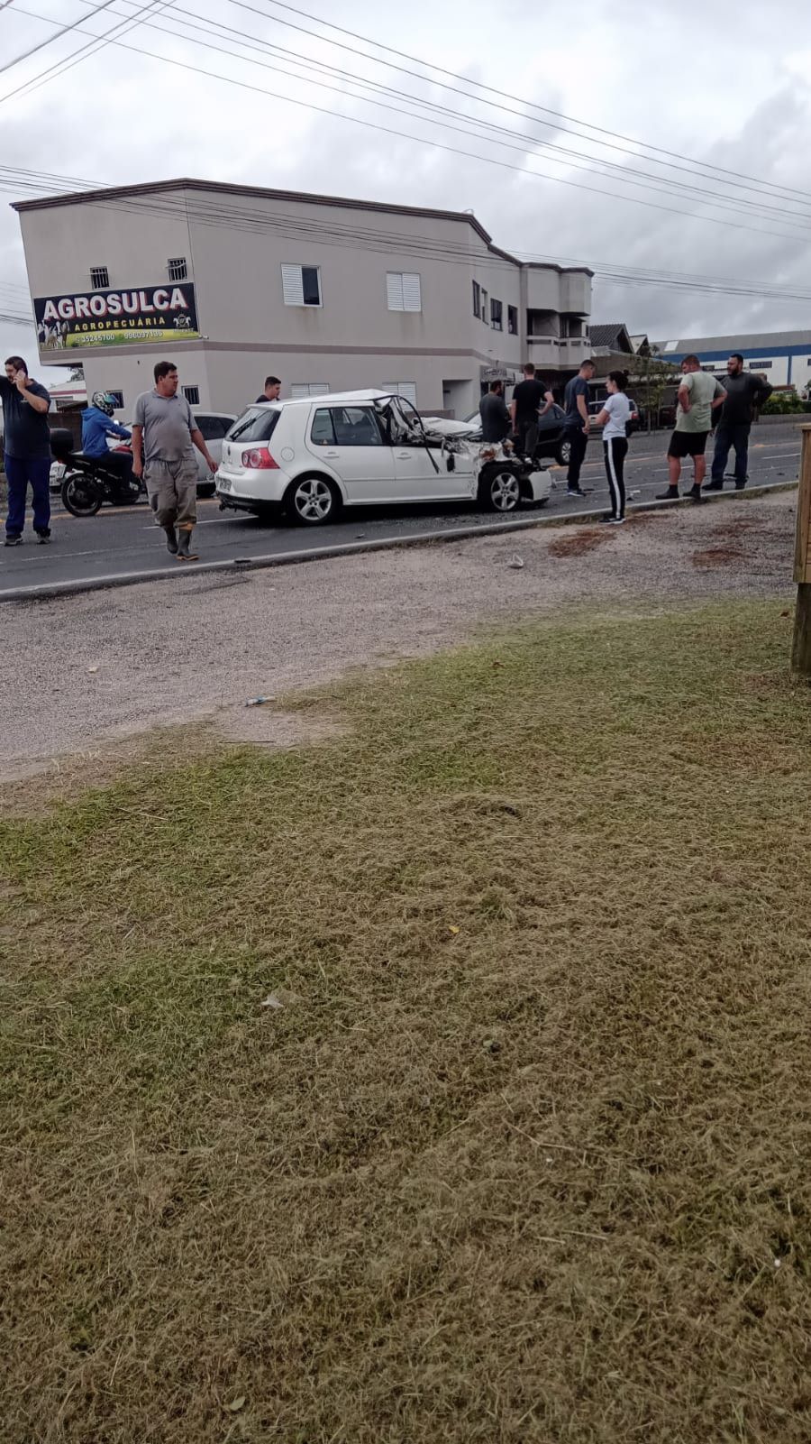 Colisão envolve automóvel e caminhão e provoca danos materiais na Urussanguinha