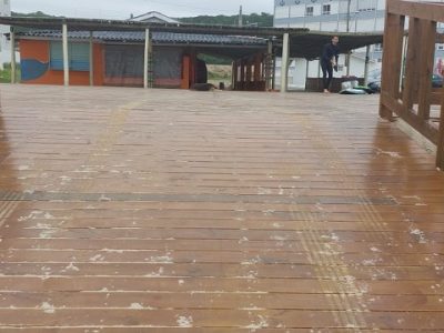 Vandalismo no Morro: deck, exclusivo para pedestres, vem servindo de estacionamento