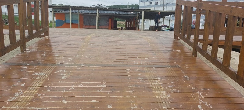 Vandalismo no Morro: deck, exclusivo para pedestres, vem servindo de estacionamento