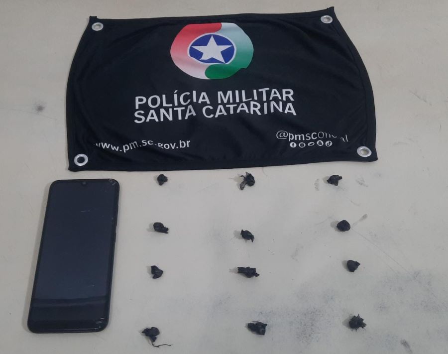 Polícia Militar prende mulher com 12 pedras de crack no Mato Alto