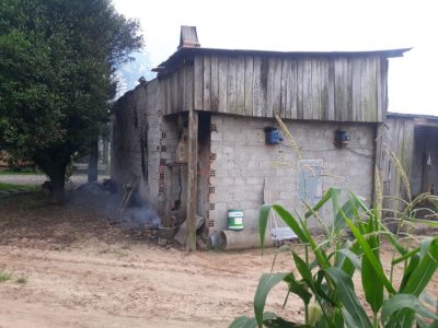 <strong>Estufa de fumo é destruída após incêndio no interior de Turvo</strong>