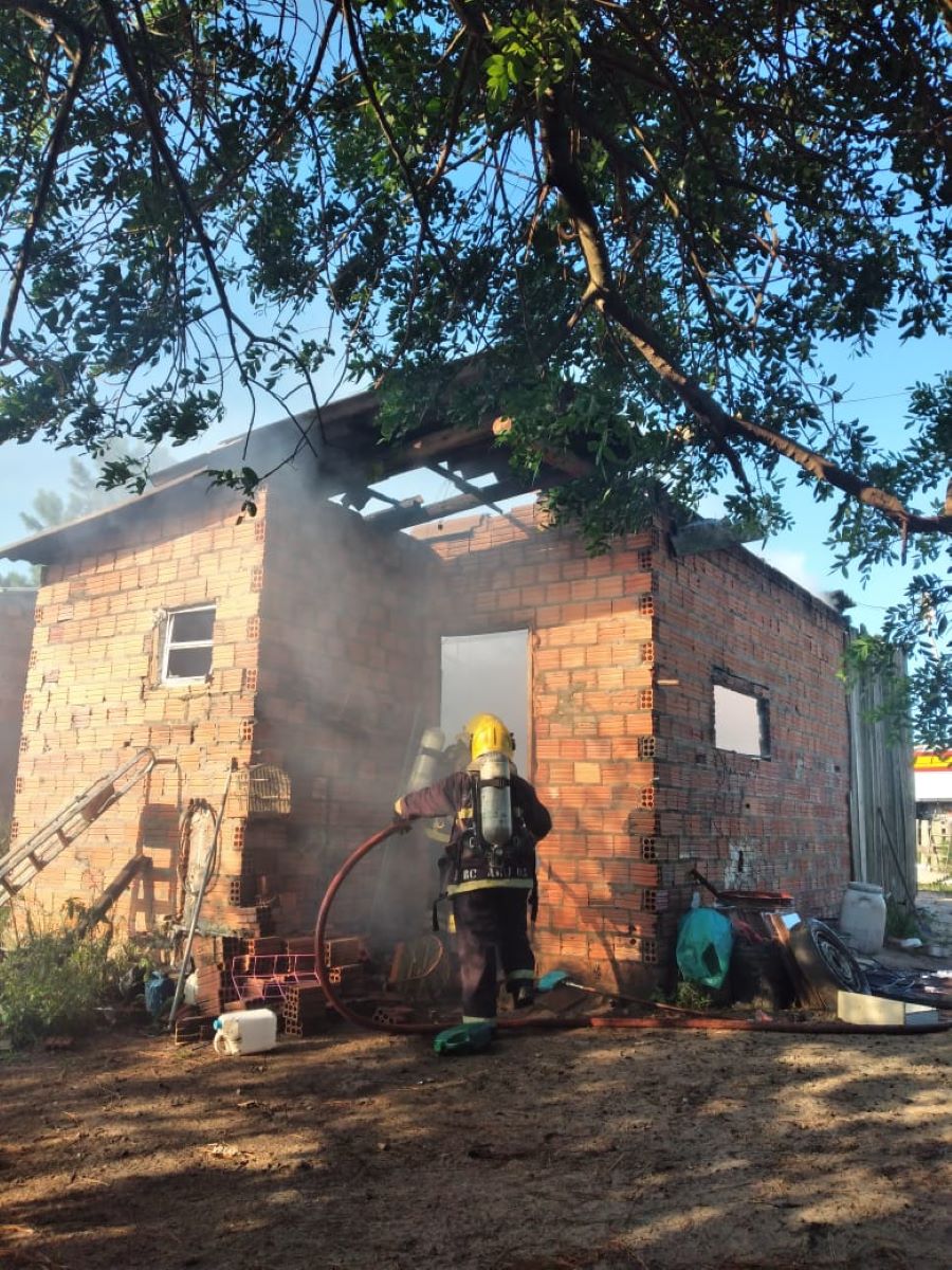 Incêndio consome pequena residência em Balneário Arroio do Silva