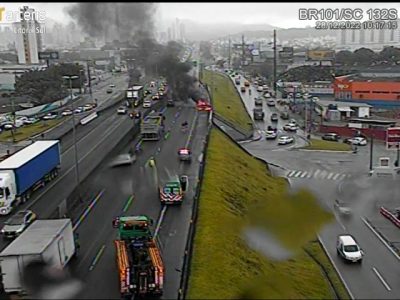 Incêndio em veículo complica o trânsito na BR-101, sentido Porto Alegre