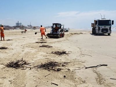 Prefeitura realiza trabalho de limpeza da orla