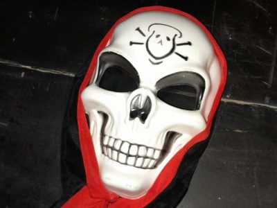 Criminosos mascarados invadem bar e roubam dinheiro e automóvel
