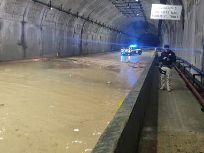 Após alagamento, túnel do Morro do Boi é liberado parcialmente na BR-101