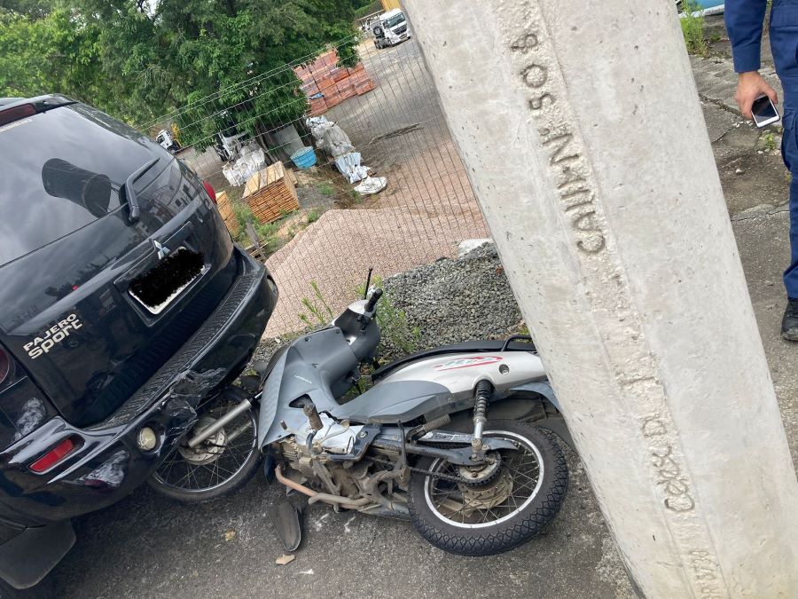 Colisão em poste mata motorista que tentou ajudar condutora de moto em Urussanga
