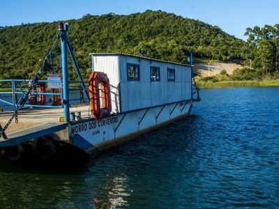 Veículo cai no rio ao acessar a balsa