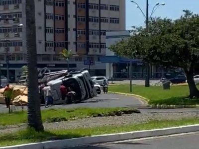 Polícia Militar libera trânsito no local onde caminhão tombou em Araranguá