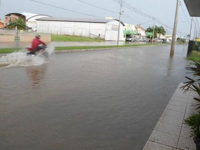 Bombeiros realizam resgate de pessoas em Turvo