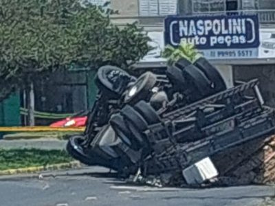 Motorista perde o controle e tomba caminhão em Araranguá