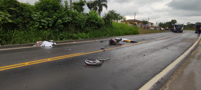 Tragédia: Casal Morre Após Bater Moto Contra Caminhão - Rádio Araranguá