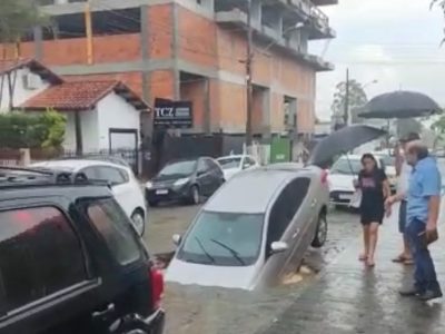 Carro é engolido por buraco em Araranguá