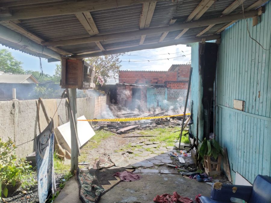 Mulher ateia fogo em casa de madeira no Jardim Cibele em Araranguá
