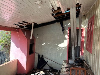 Populares combatem incêndio em residência em Turvo