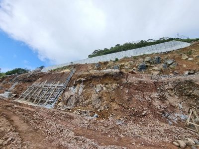 Queda de barreira interdita Serra da Rocinha