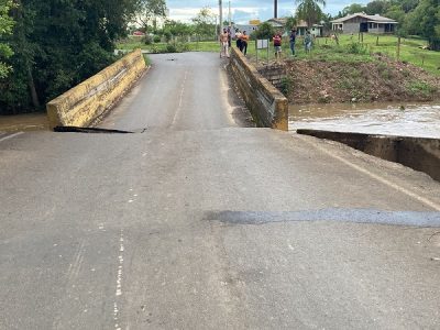 Fortes chuvas deslocam cabeceira de ponte em Meleiro