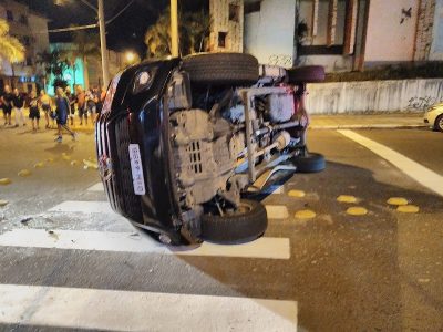 Acidente grave envolvendo dois veículos, no centro de Araranguá, deixa mulher presa às ferragens (VÍDEO)
