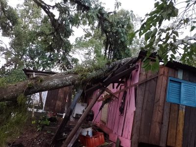 Mais de mil residências ainda estão sem energia elétrica em Araranguá e Arroio do Silva