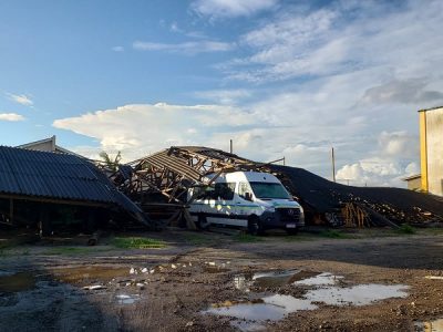 Mais de 150 casas destelhadas no Balneário Arroio do Silva e chuva continua forte na região