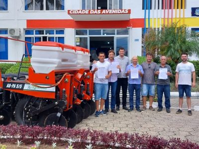 Prefeito de Araranguá realiza doação de plantadeira para Associação, no Extremo Sul
