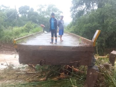 Quedas de pontes, ruas alagadas, pessoas retiradas de casa: chuva deixa rastro de destruição em Timbé do Sul
