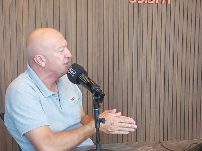 Ginásio da praia dos Golfinhos começa a receber cobertura metálica