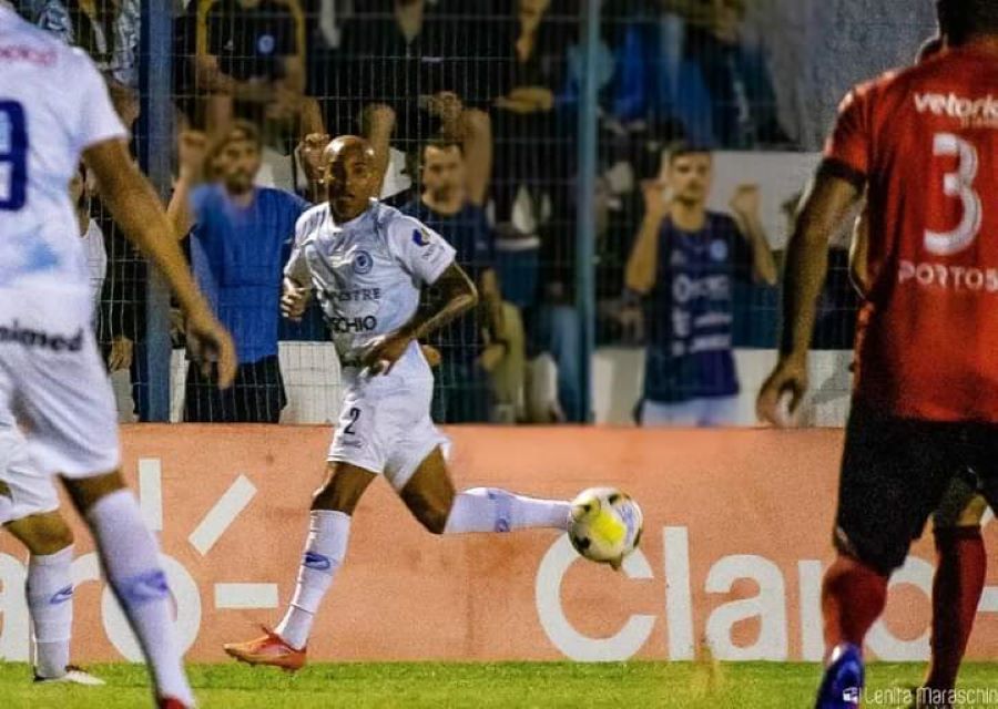 AEC entra em campo neste sábado pela segunda partida do regional da LARM -  Rádio Araranguá