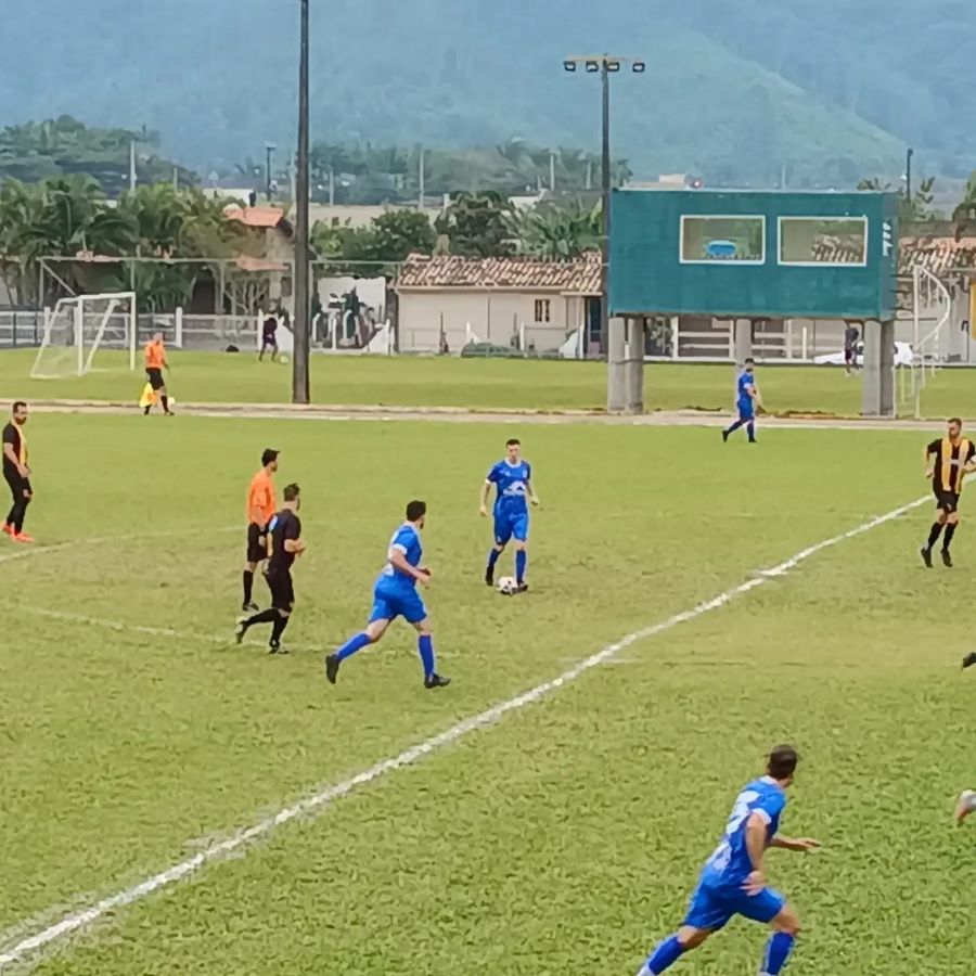 AEC entra em campo neste sábado pela segunda partida do regional da LARM -  Rádio Araranguá