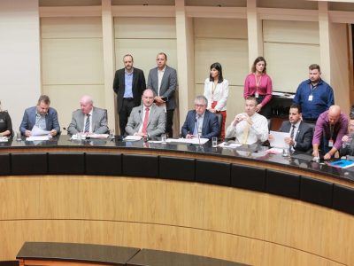 Deputados e prefeitos cobram do Estado cronograma para repasses paralisados