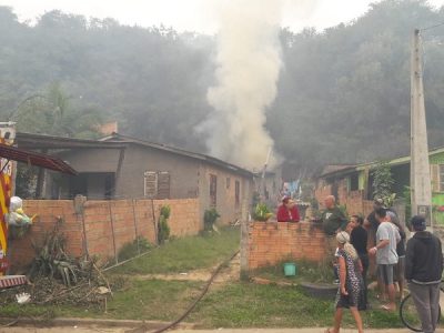 Ocorrência em andamento: bombeiros atendem incêndio em residência no bairro Coloninha (VÍDEOS)