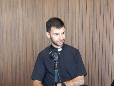 Com bom humor Padre Rafael conta sua história de superação após ter um AVC aos 15 anos (Vídeo)  