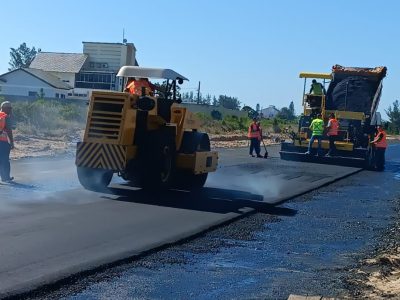 Primeiro quilômetro asfaltado na rodovia Caminhos do Mar em Balneário Gaivota