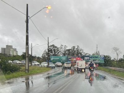 Acidente deixa trânsito complicado na entrada de Araranguá